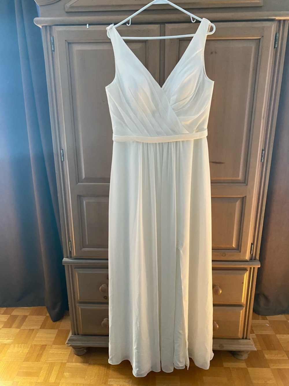 Elegant Ivory V-Neck Chiffon Maxi Dress